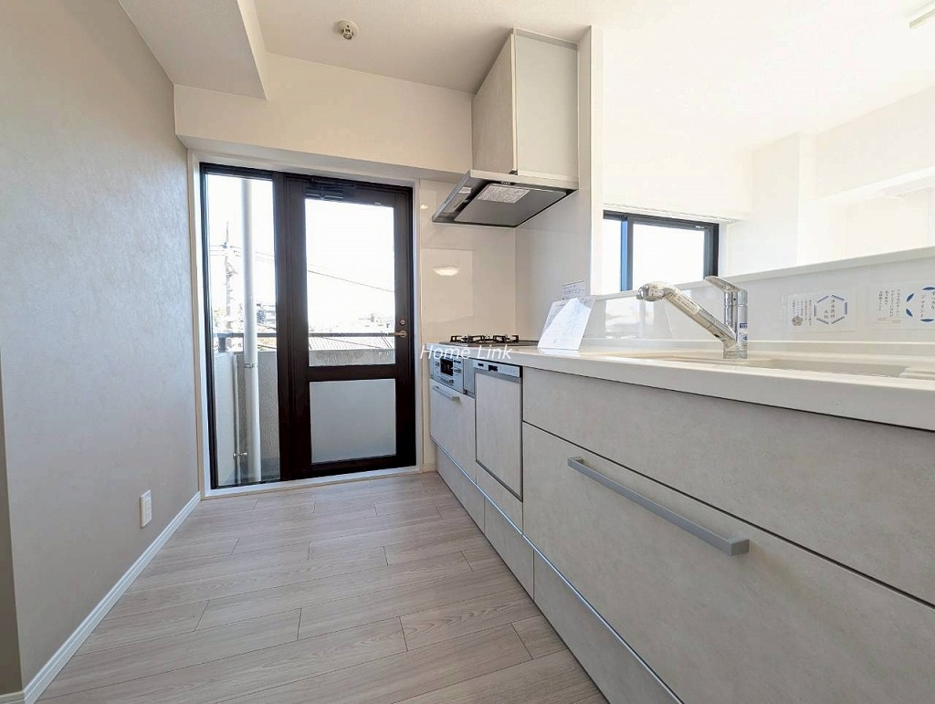 ライオンズガーデン赤塚公園6階　キッチン勝手口・浴室・洗面室にも窓あり